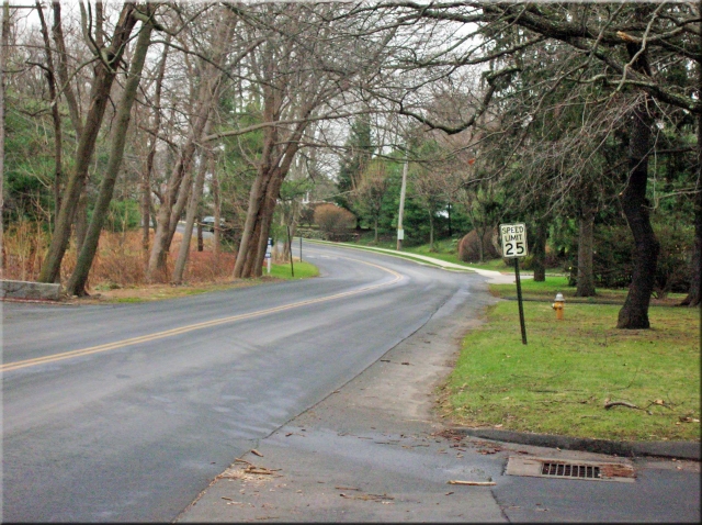 The Ol Kings Hwy heading toward Congregational Church (MT)